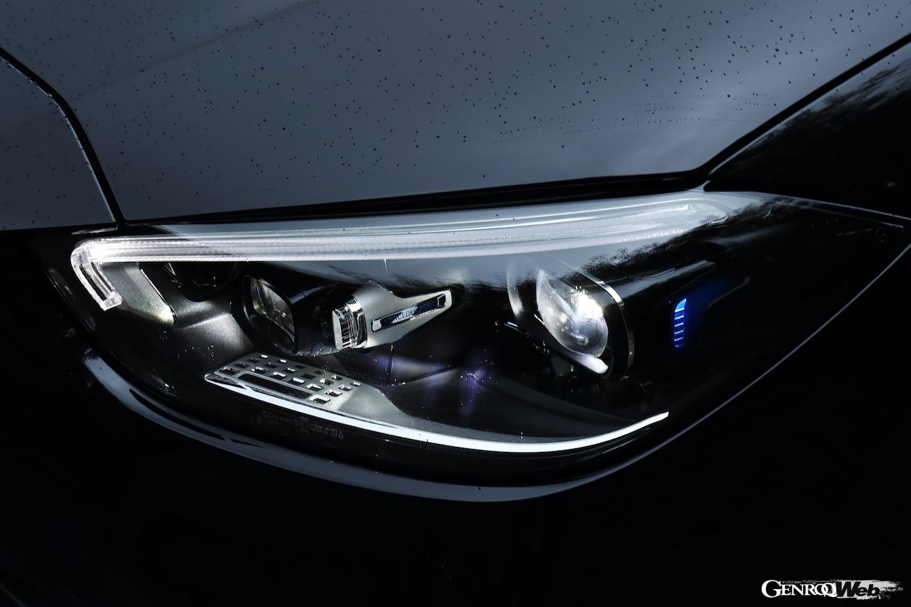 新型メルセデス・ベンツ C 200のヘッドランプ