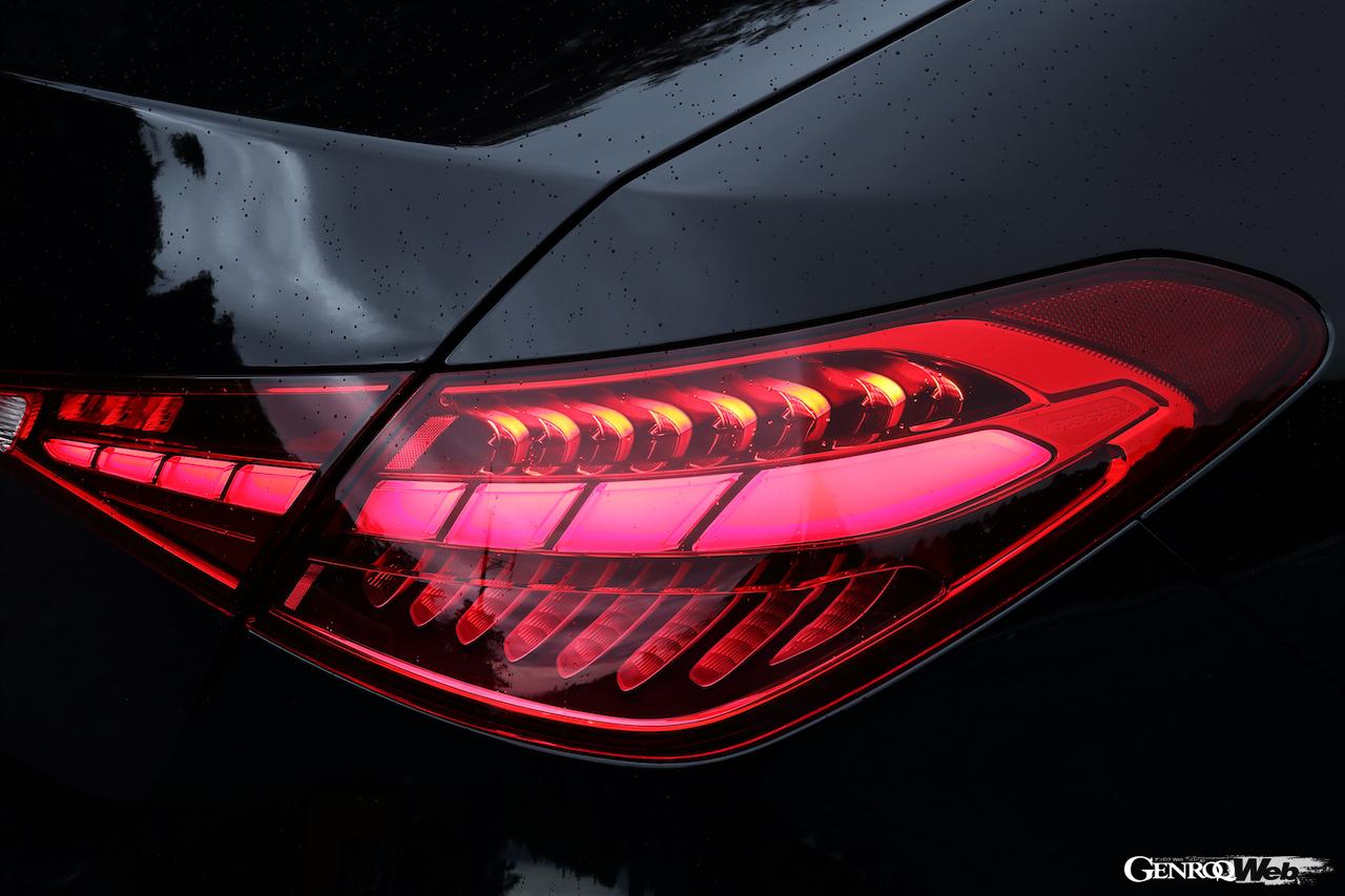 新型メルセデス・ベンツ C 200のテールランプ