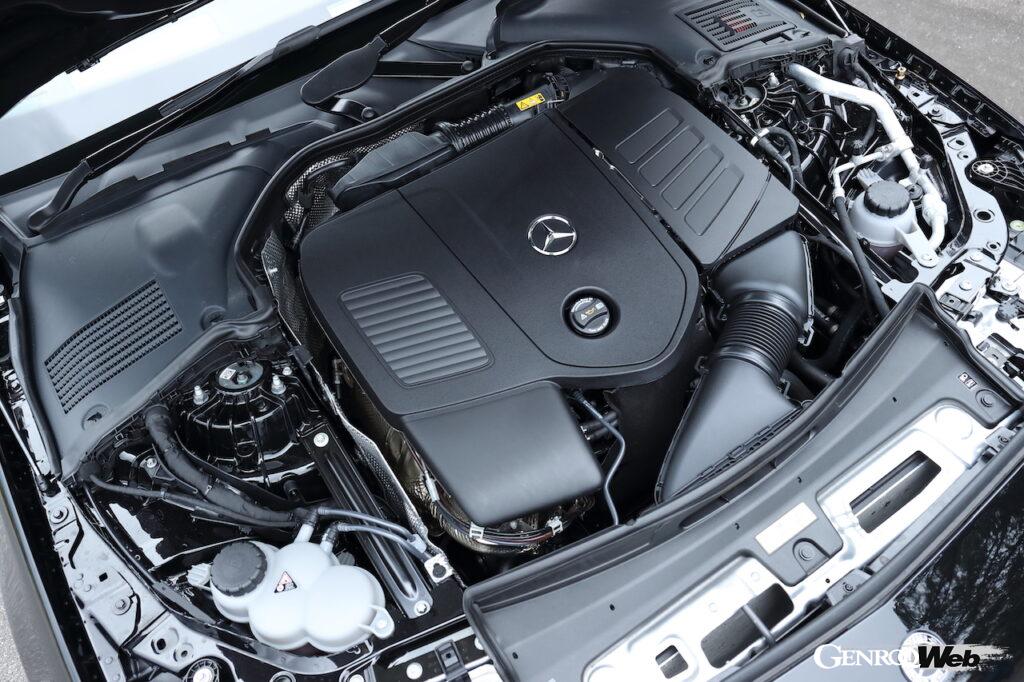 新型メルセデス・ベンツ C200のエンジンコンパートメント