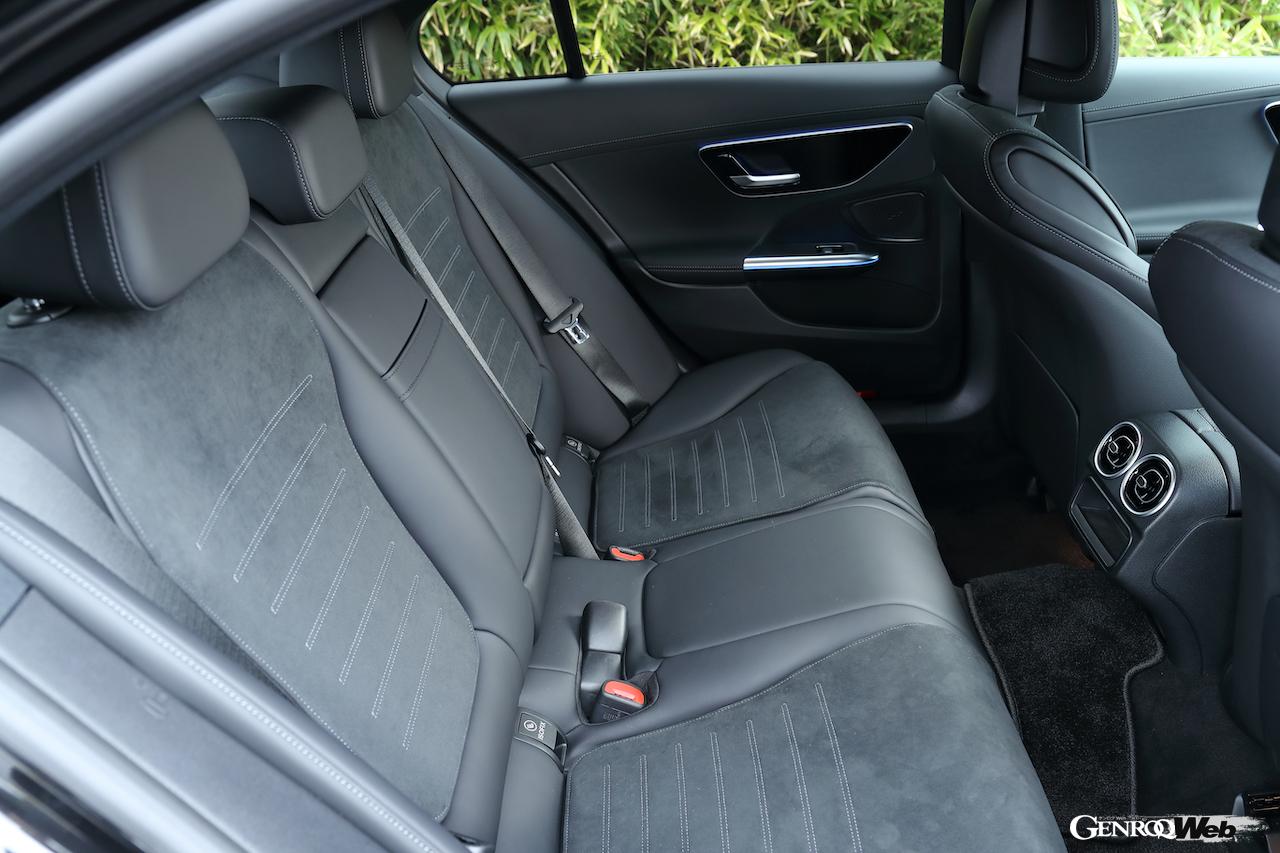 新型メルセデス・ベンツ C 200のリヤシート
