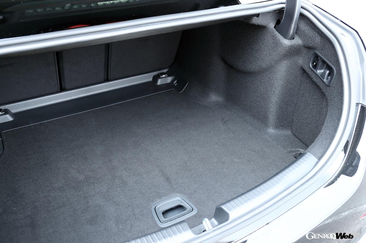 新型メルセデス・ベンツ C 200のラゲッジコンパートメント