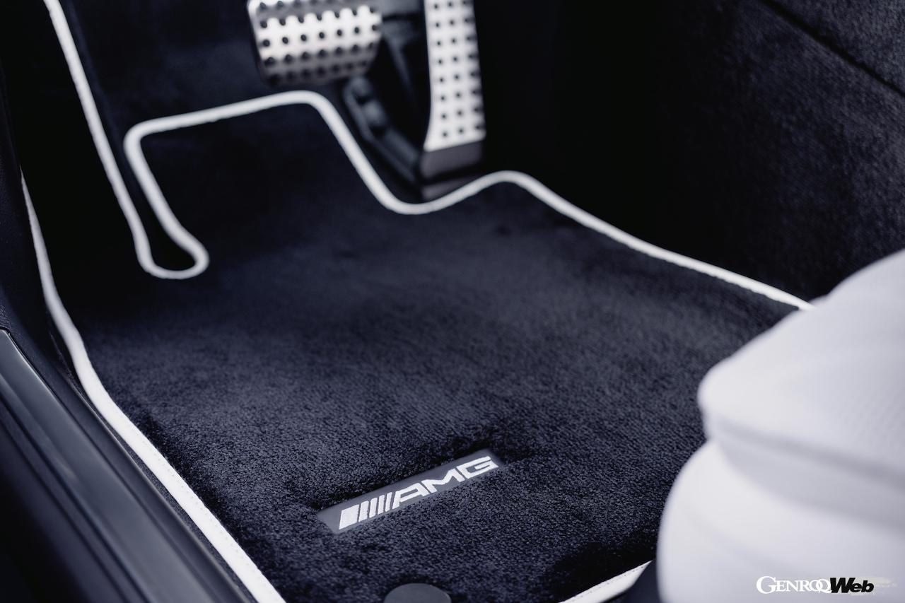 メルセデス・ベンツ S 580 eのマヌファクトゥーア仕様。フロアマット
