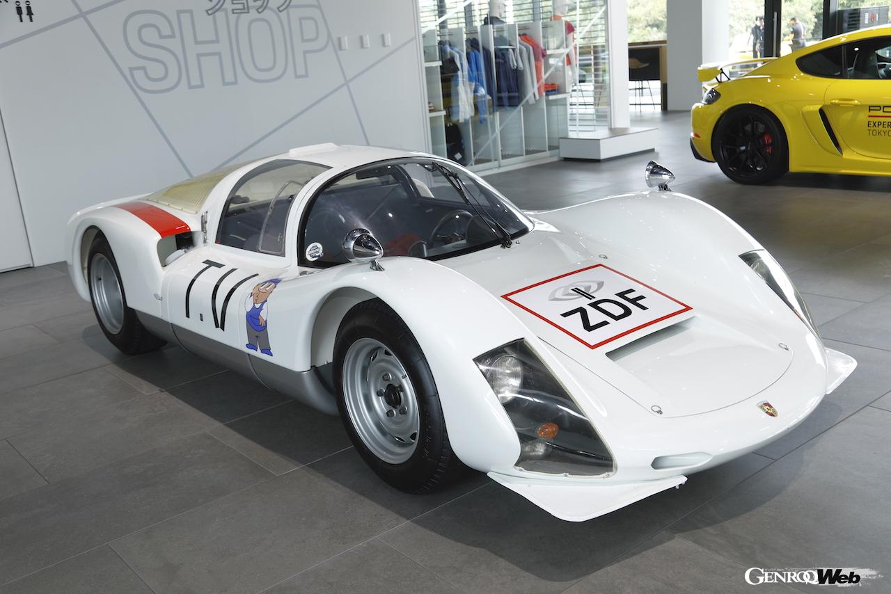 ポルシェ・エクスペリエンスセンター東京のアトリウム