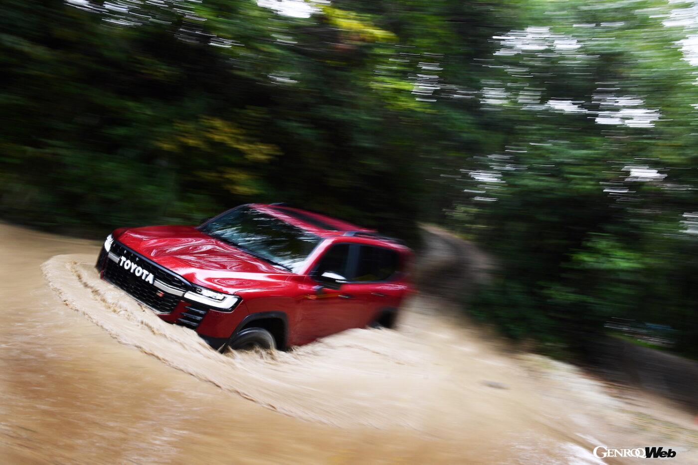 水場走路を駆け抜けるランドクルーザー