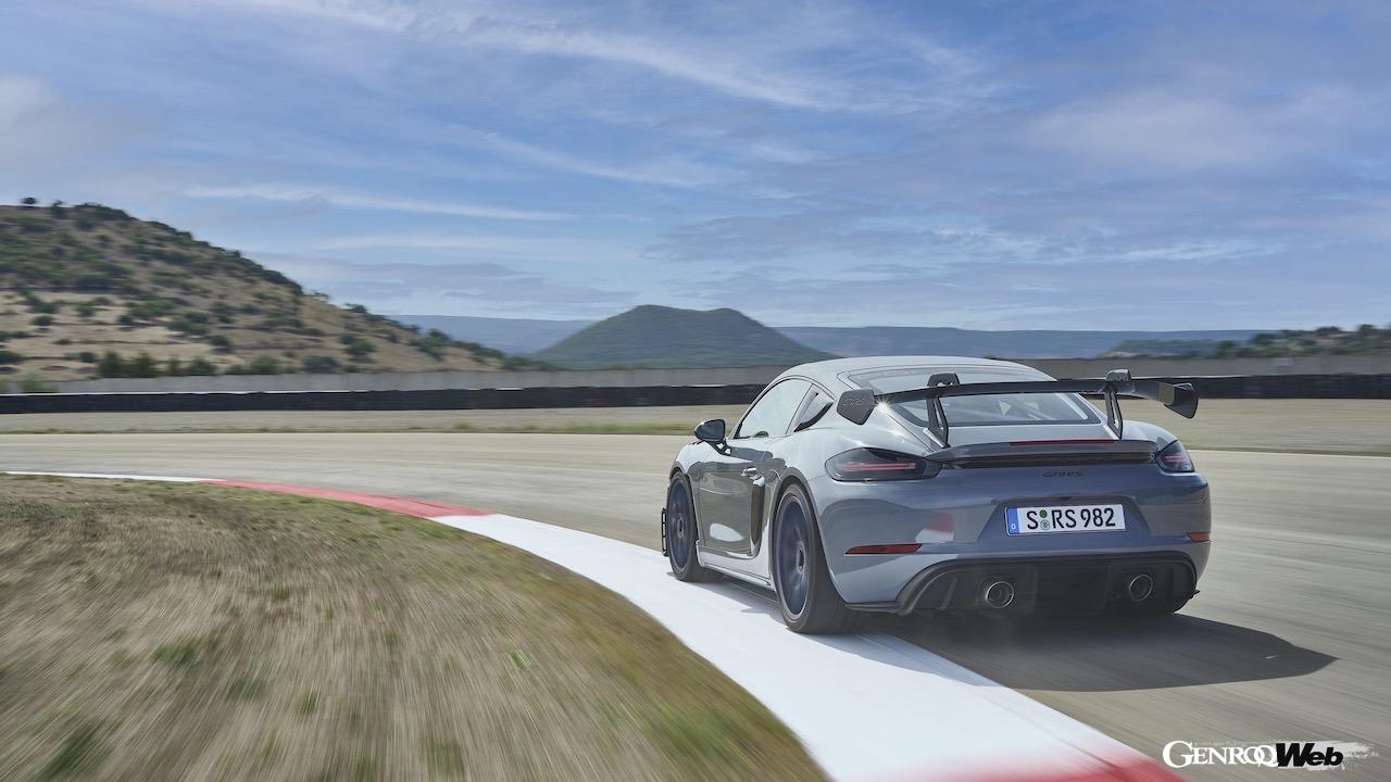 最高出力500ps、軽量化と大幅なパフォーマンスアップを果たした「ポルシェ 718 ケイマン GT4 RS」