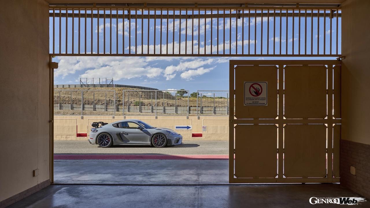 最高出力500ps、軽量化と大幅なパフォーマンスアップを果たした「ポルシェ 718 ケイマン GT4 RS」