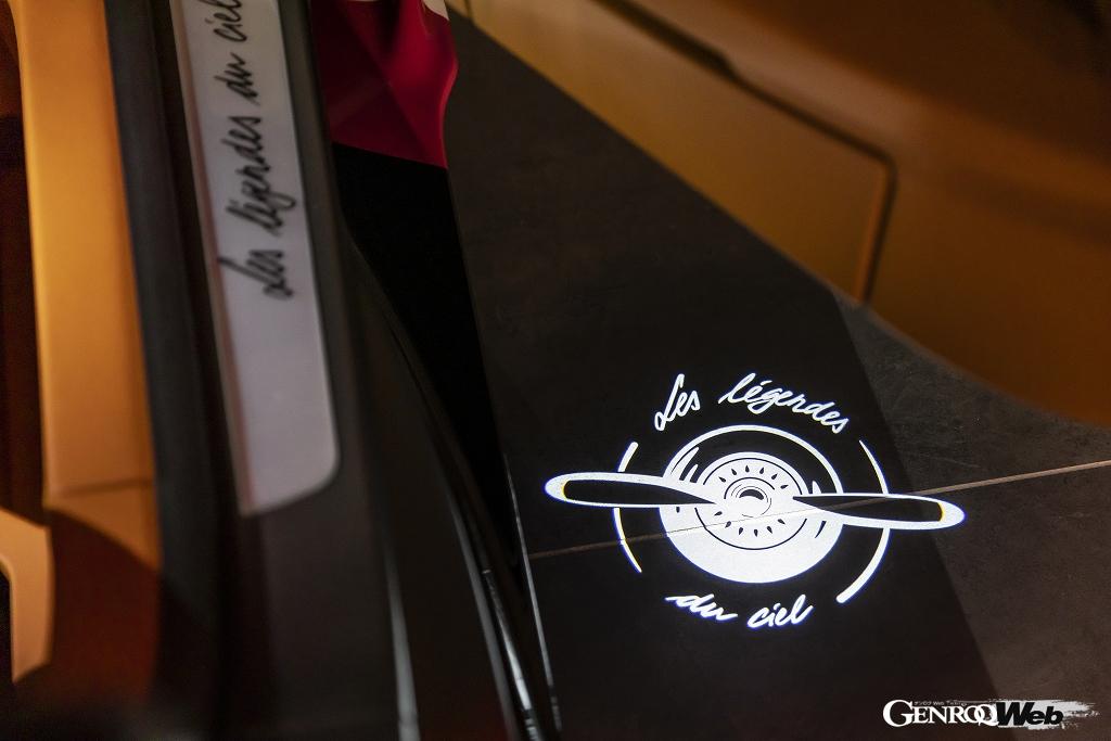 ブガッティ シロン スポーツ “レ・レジェンド・デュ・シエル”のロゴプロジェクターライト