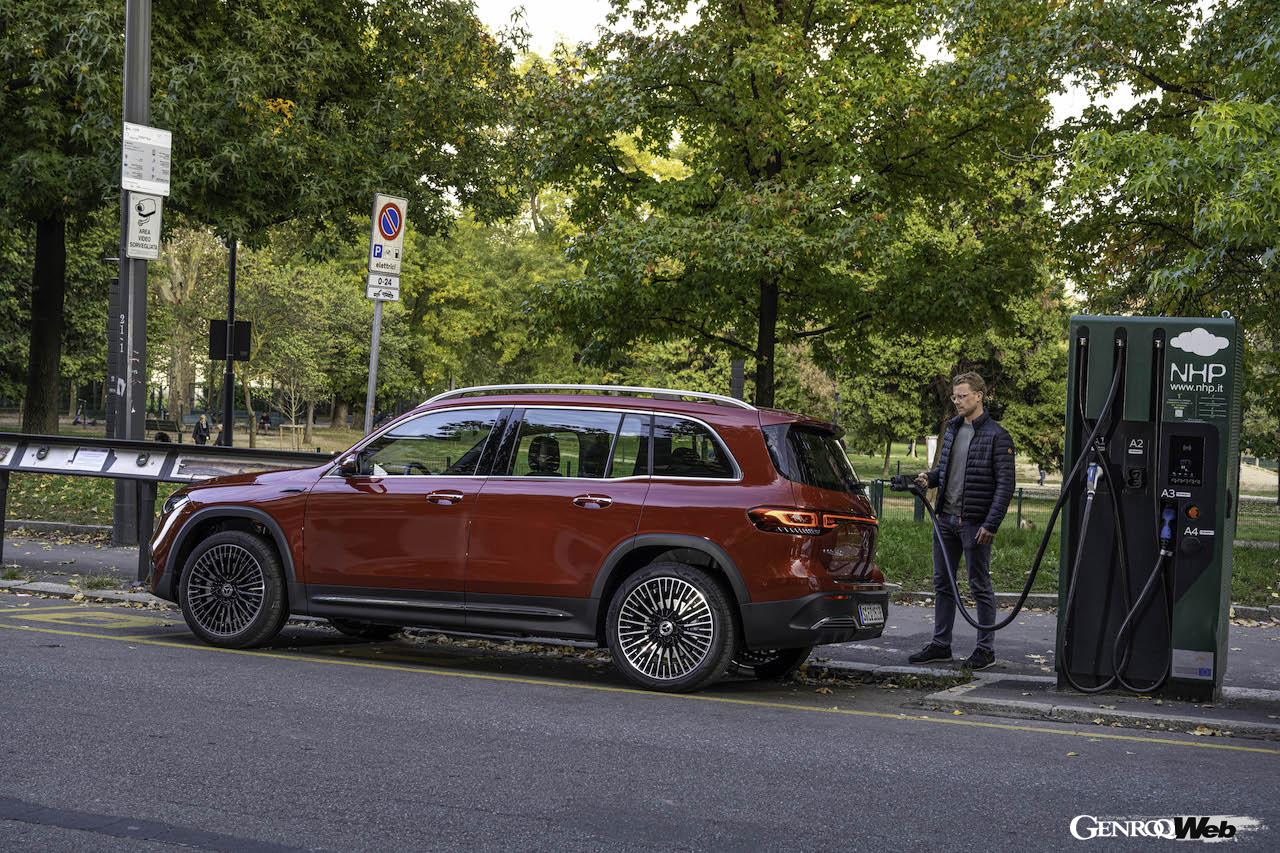 メルセデス・ベンツ EQB 350 4マティックの充電中イメージ