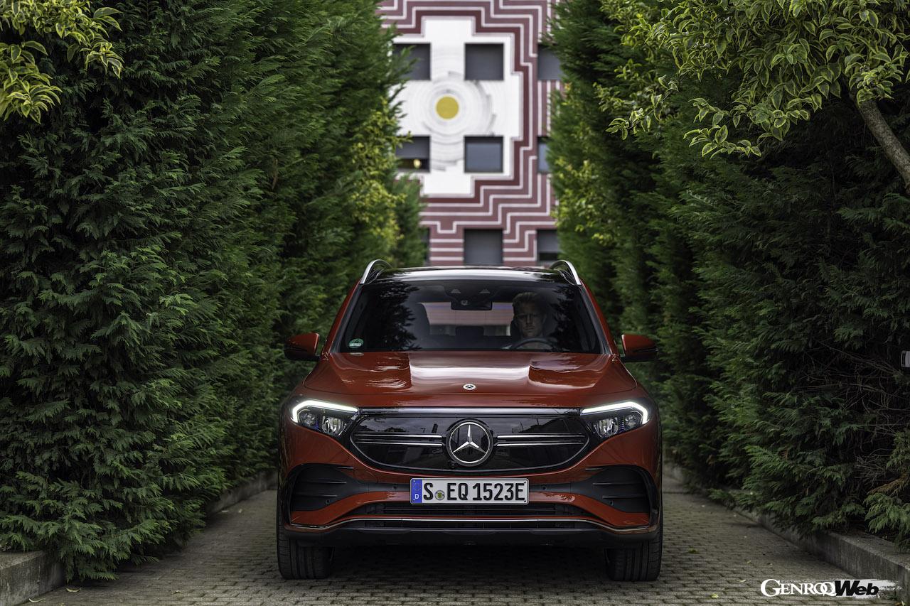 メルセデス・ベンツ EQB 350 4マティックの正面ビュー
