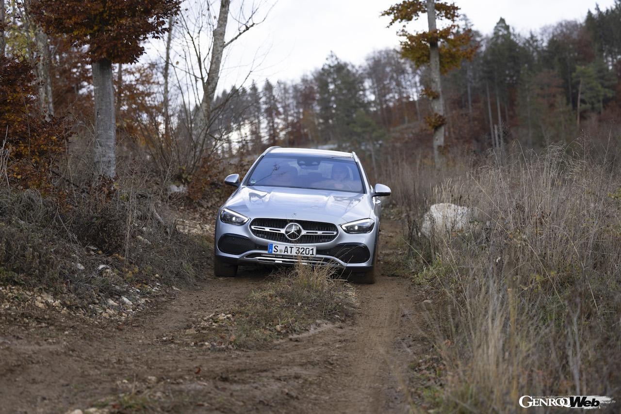メルセデス・ベンツ C 220 d 4マティック オールテレインのフロントビュー