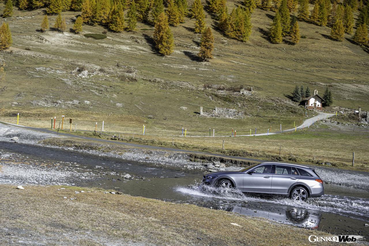 メルセデス・ベンツ C 220 d 4マティック オールテレインのフロントビュー