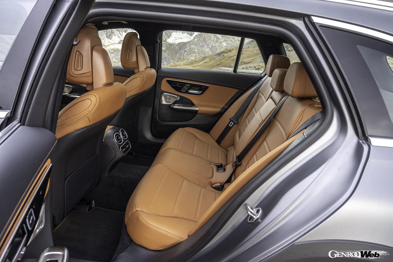 メルセデス・ベンツ C 220 d 4マティック オールテレインのリヤシート