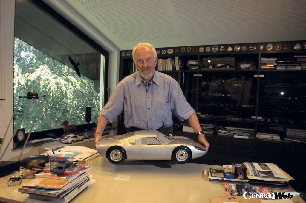 ポルシェ 904 カレラ GTSのスケールモデルをもつフェルディナント・アレクサンダー・ポルシェ