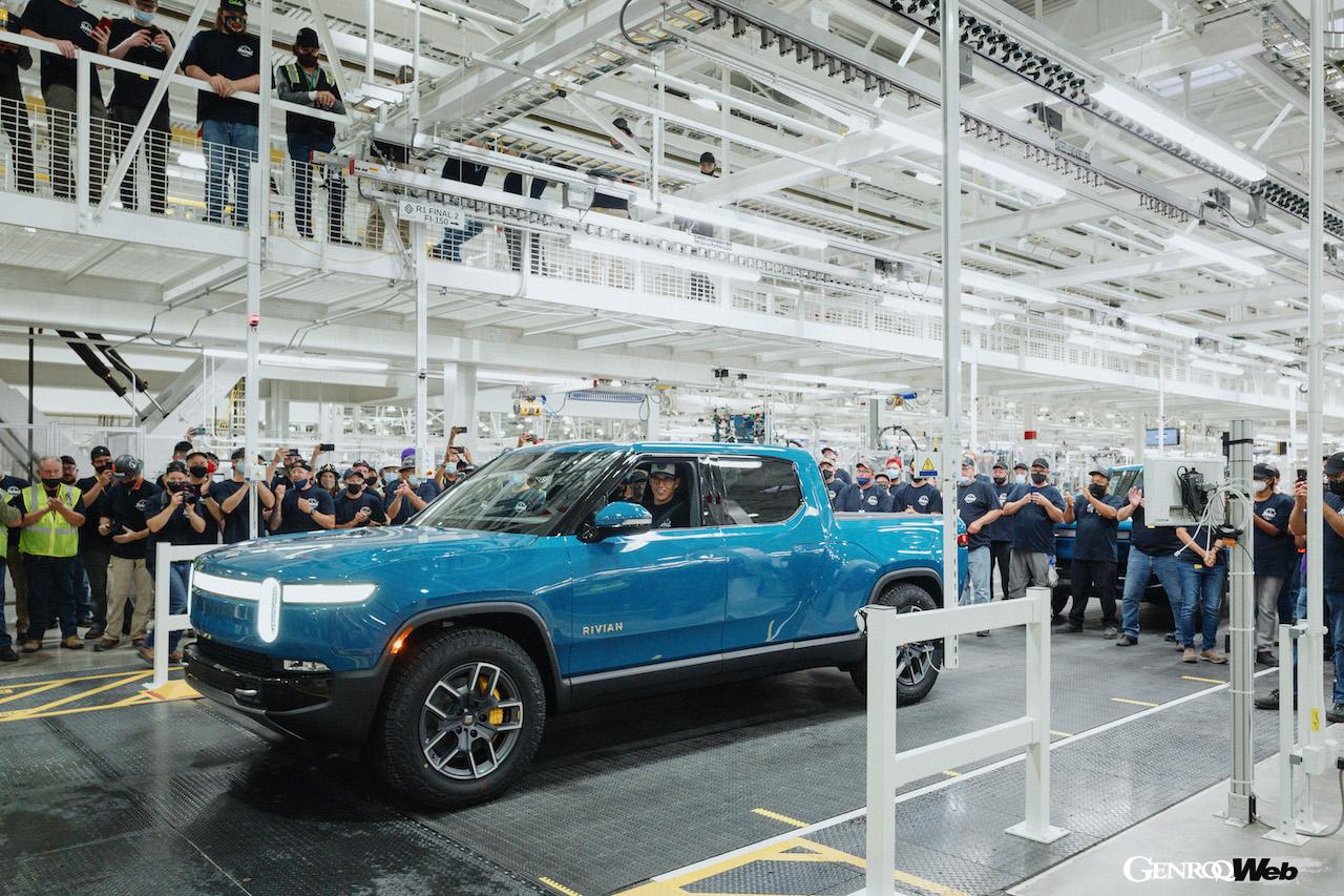 イリノイ州ノーマル工場をラインオフしたR1Tの第1号車を運転するリヴィアン オートモーティブのロバート・J・スカリンジCEO