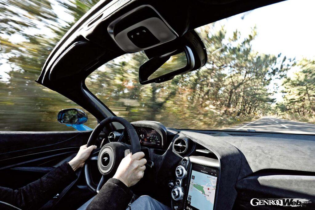 マクラーレン 765LT スパイダーの走行シーン