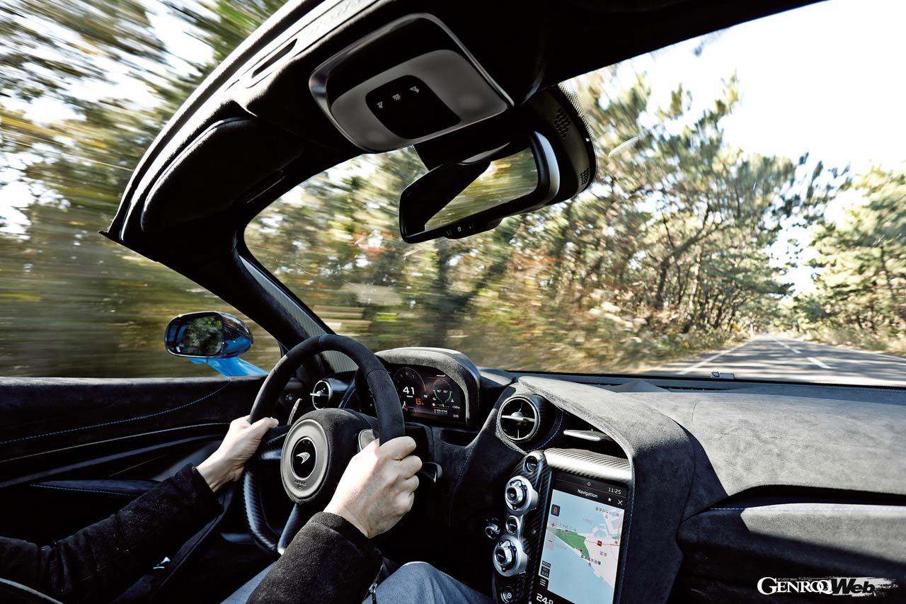 マクラーレン 765LT スパイダーの走行シーン