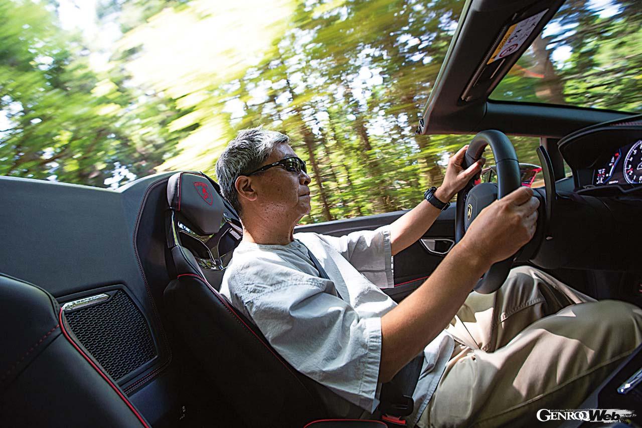 ランボルギーニ ウラカン EVO RWD スパイダーの走行シーン