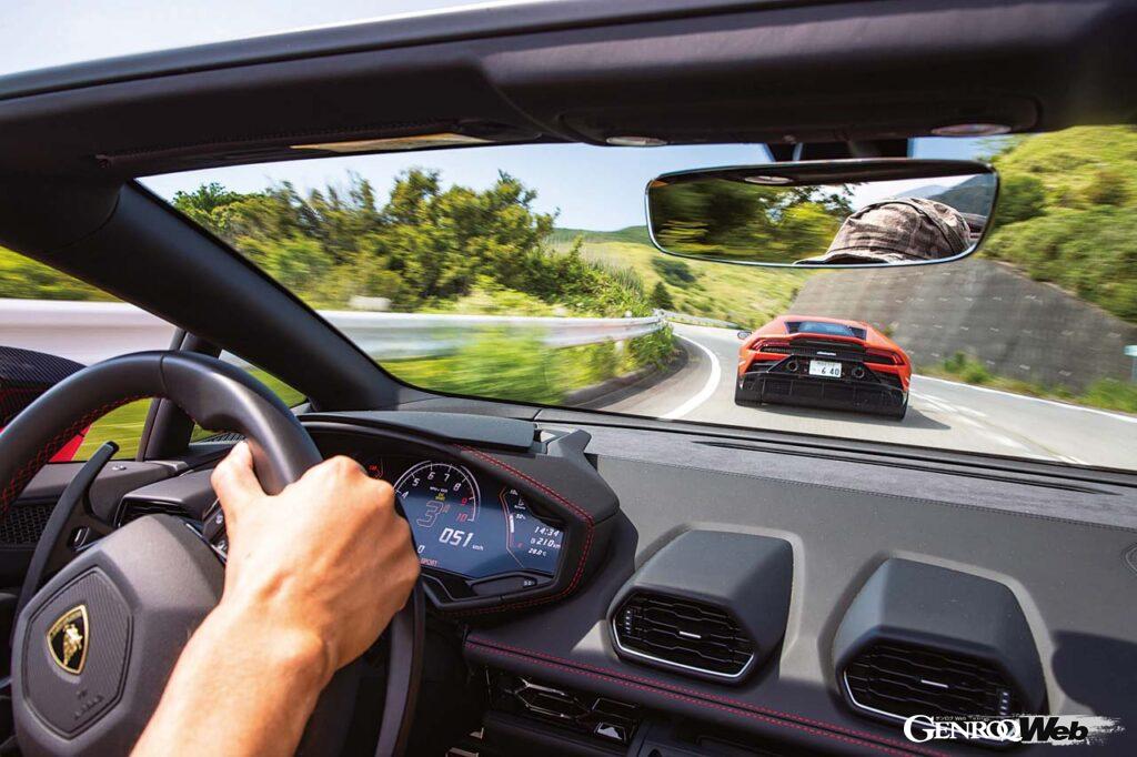 ランボルギーニ ウラカン EVOとウラカン EVO RWD スパイダーの走行シーン