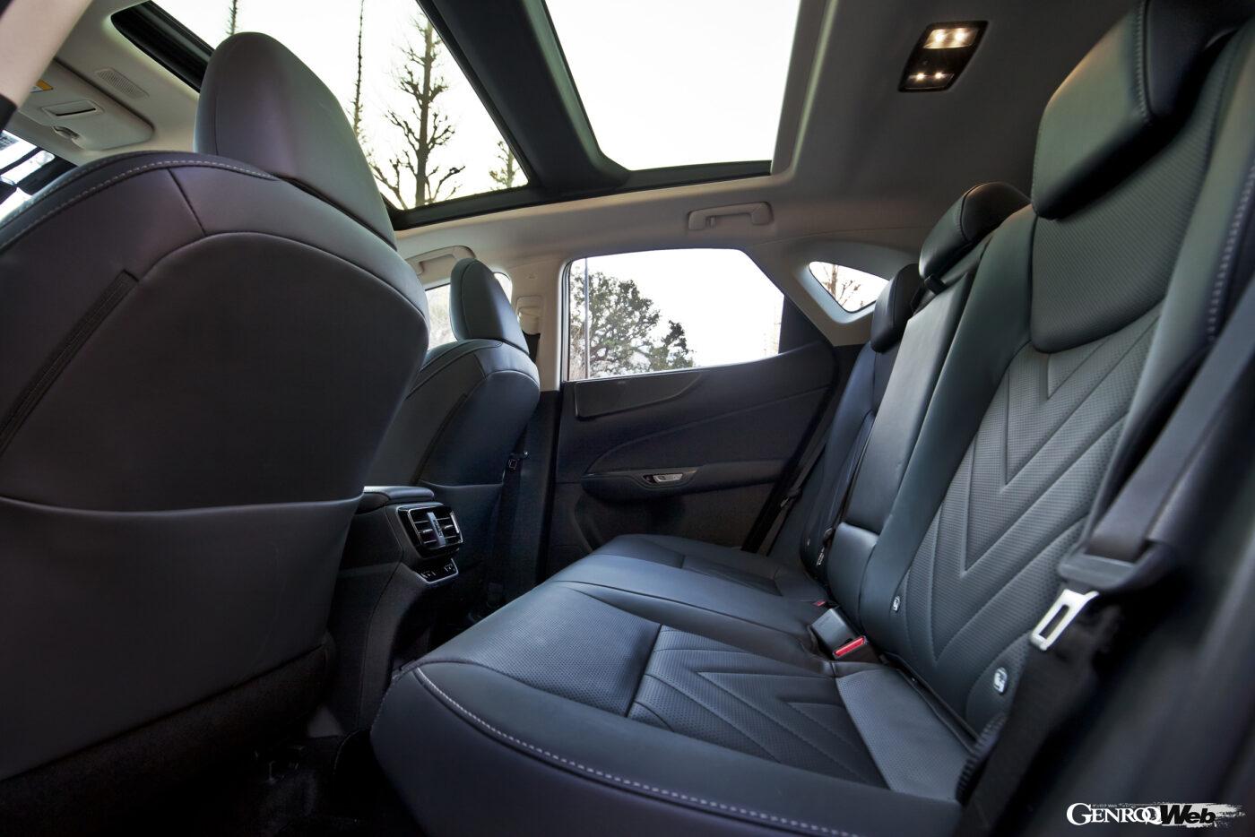 新型レクサス NX。NX350hのリヤシート