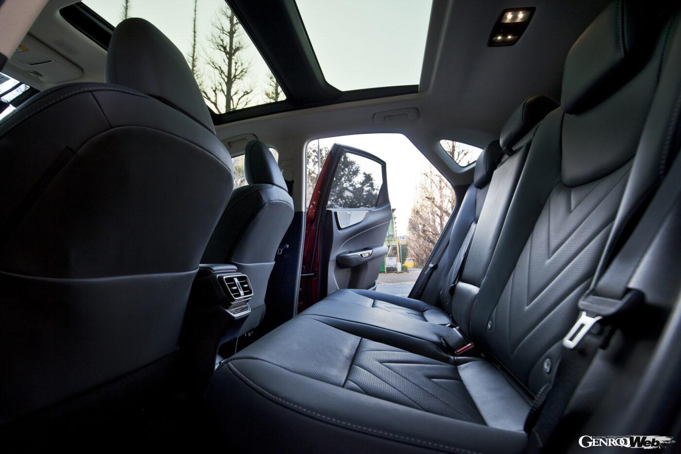 新型レクサス NX。NX350hのリヤシート