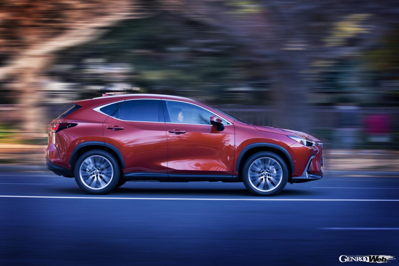 新型レクサス NX。NX350hのサイドビュー