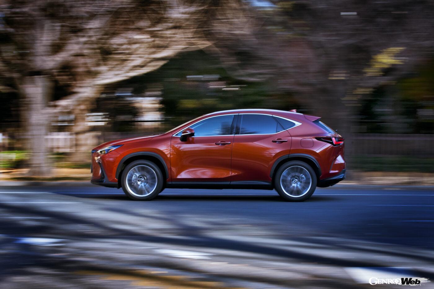 新型レクサス NX。NX350hのサイドビュー