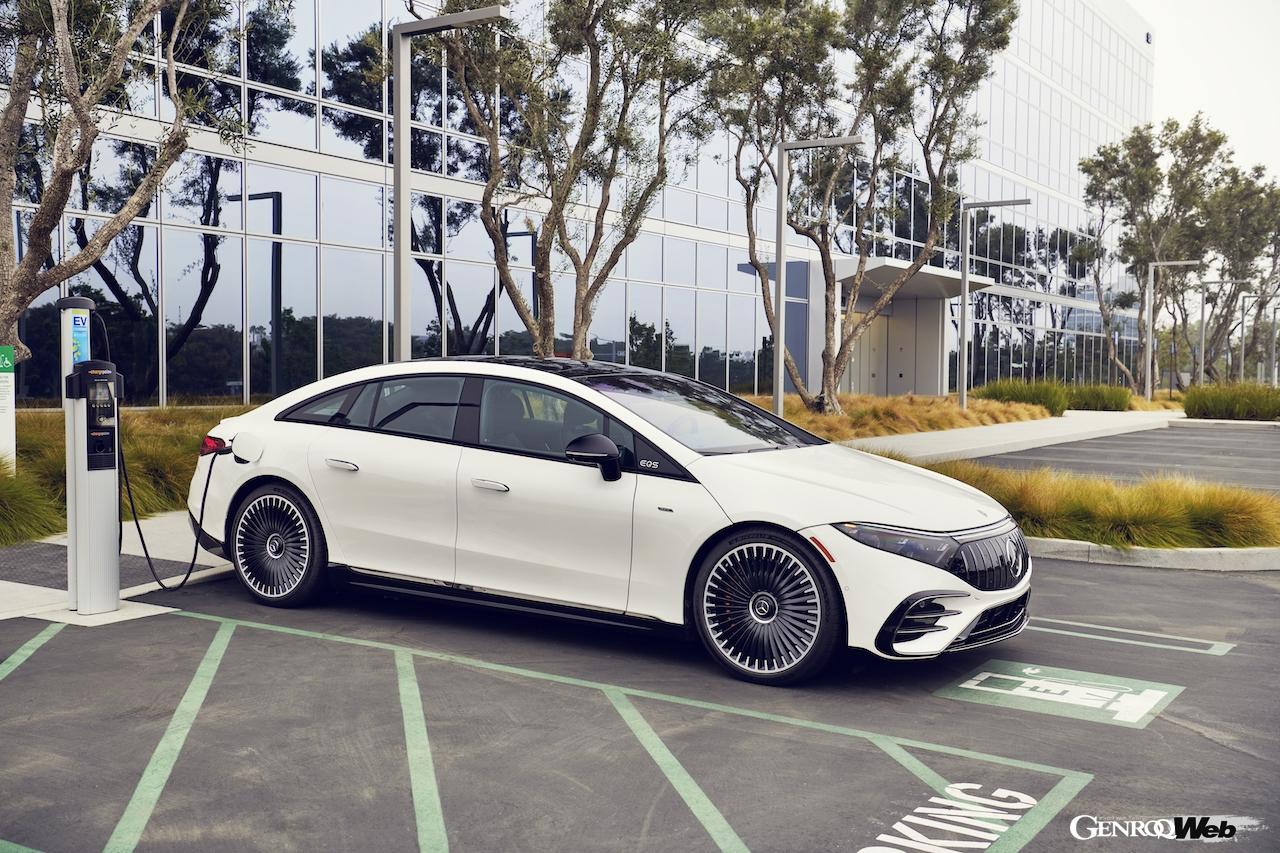 メルセデスAMG EQS 53 4マティック＋。充電中イメージ