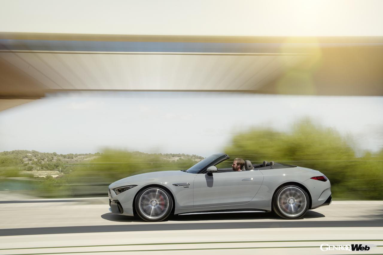 新型メルセデスAMG SL 55 4マティックプラスのサイドビュー