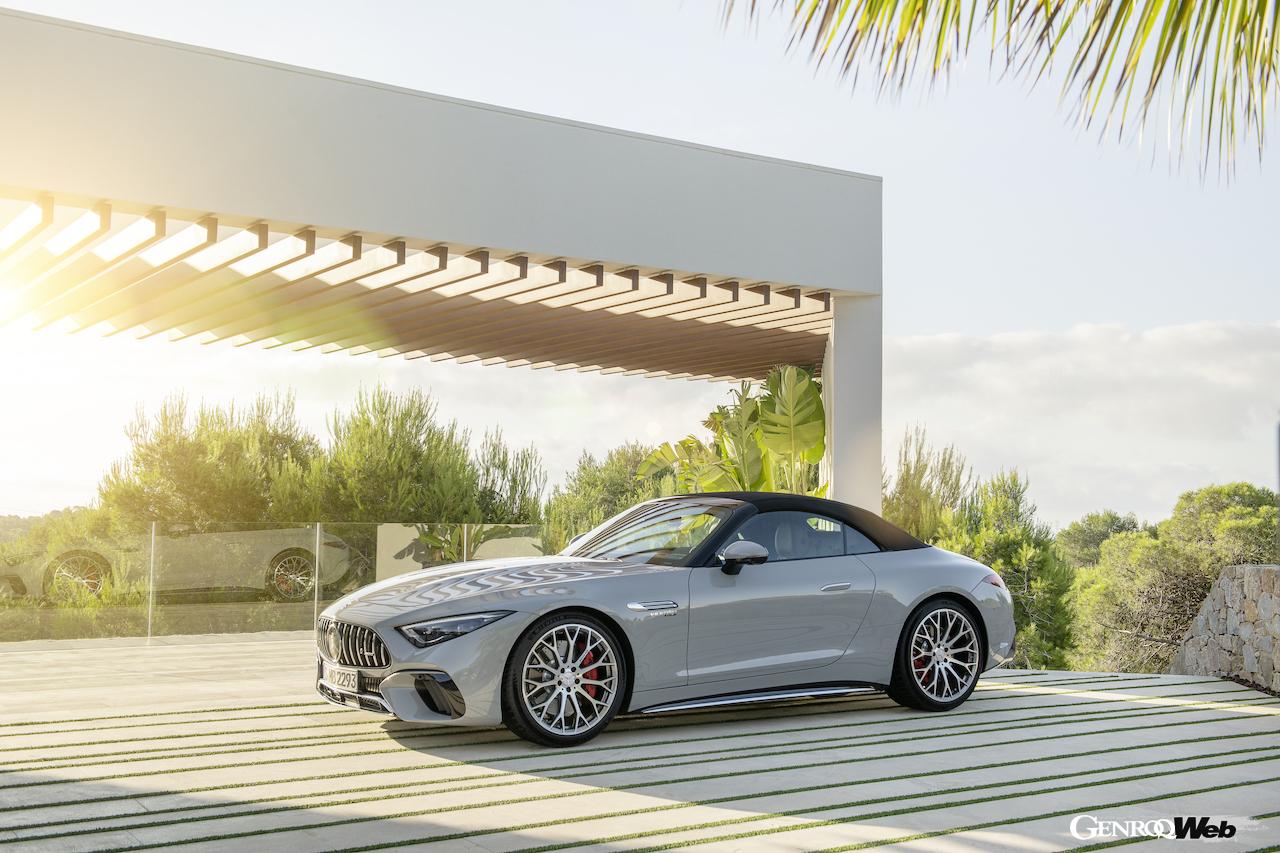 新型メルセデスAMG SL 55 4マティックプラスのフロントビュー