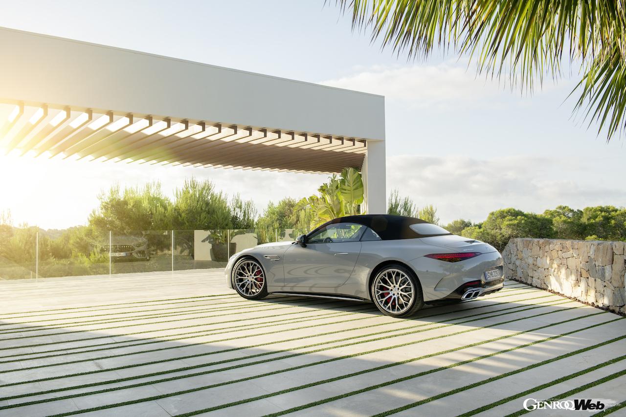 新型メルセデスAMG SL 55 4マティックプラスのリヤビュー