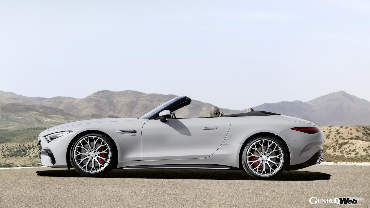 新型メルセデスAMG SL 55 4マティックプラスのサイドビュー