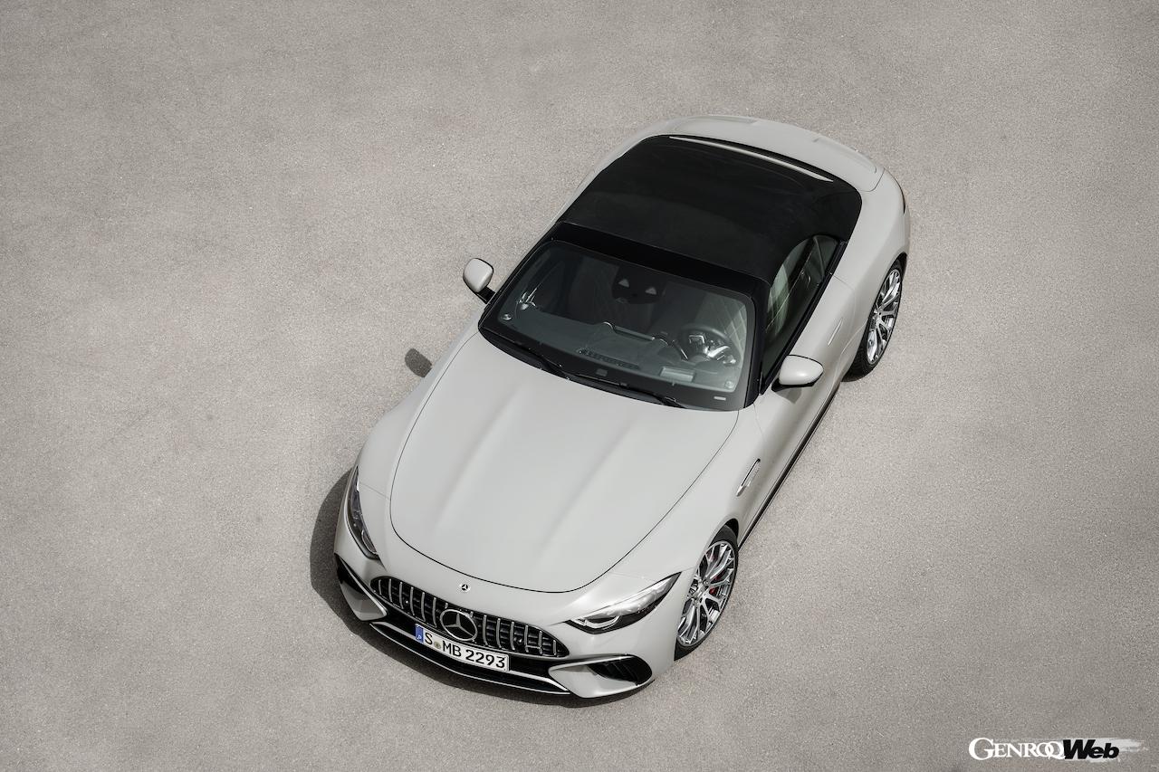 新型メルセデスAMG SL 55 4マティックプラスの俯瞰目ビュー。ルーフ閉