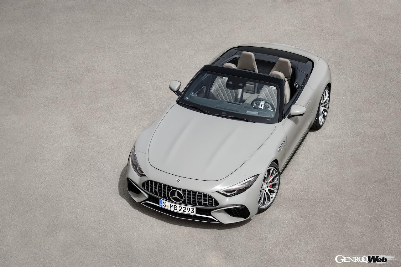 新型メルセデスAMG SL 55 4マティックプラスの俯瞰目ビュー。ルーフ開