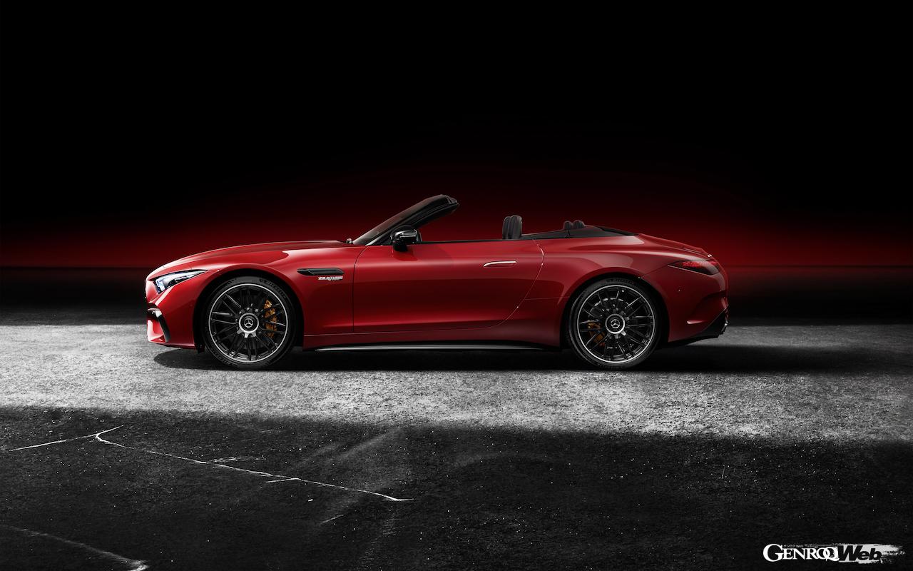 新型メルセデスAMG SL 63 4マティックプラスのサイドビュー。ルーフ開