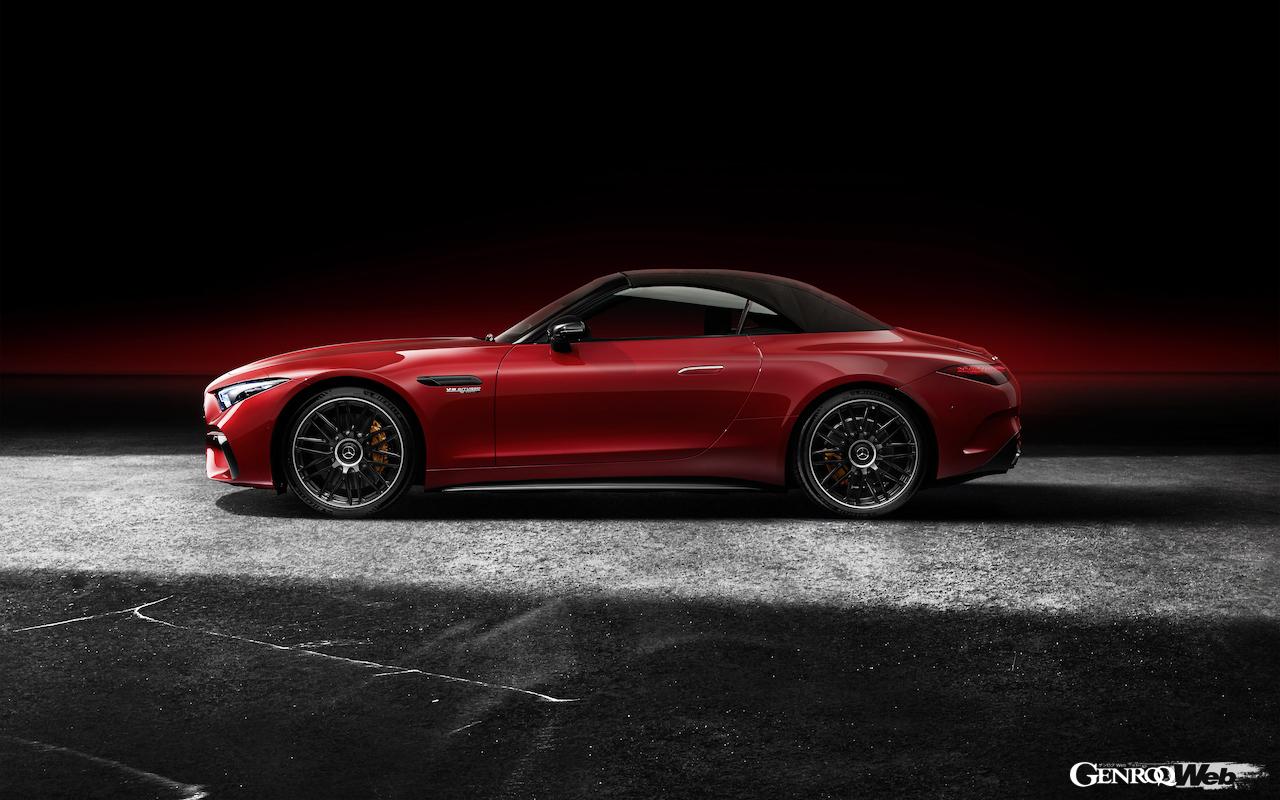 新型メルセデスAMG SL 63 4マティックプラスのサイドビュー。ルーフ閉