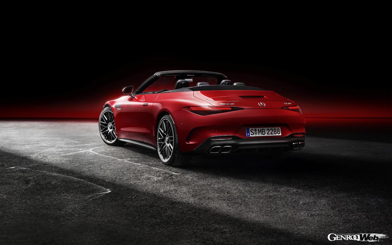 新型メルセデスAMG SL 63 4マティックプラスのリヤビュー。ルーフ開