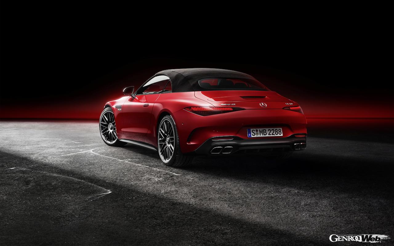 新型メルセデスAMG SL 63 4マティックプラスのリヤビュー。ルーフ閉