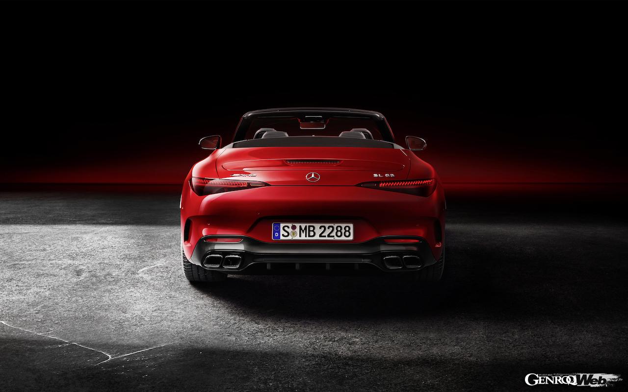 新型メルセデスAMG SL 63 4マティックプラスのリヤビュー。ルーフ開