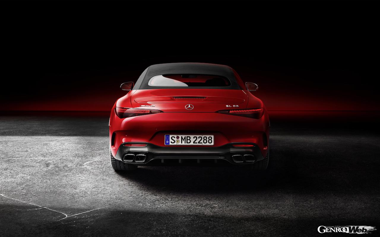 新型メルセデスAMG SL 63 4マティックプラスのリヤビュー。ルーフ閉