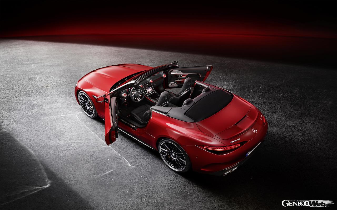 新型メルセデス AMG SL 63 4マティックプラスのリヤビュー。ドア開