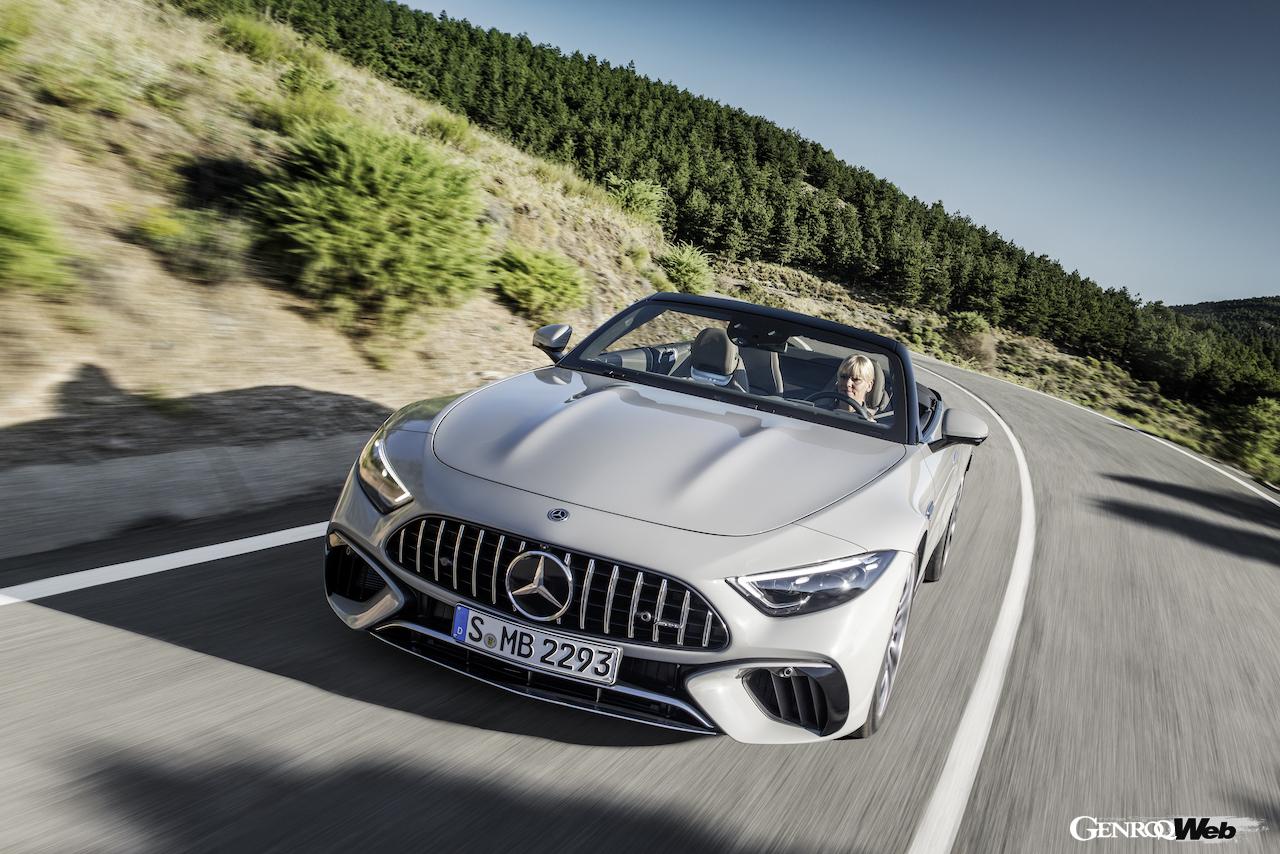 新型メルセデスAMG SL 55 4マティックプラスのフロントビュー