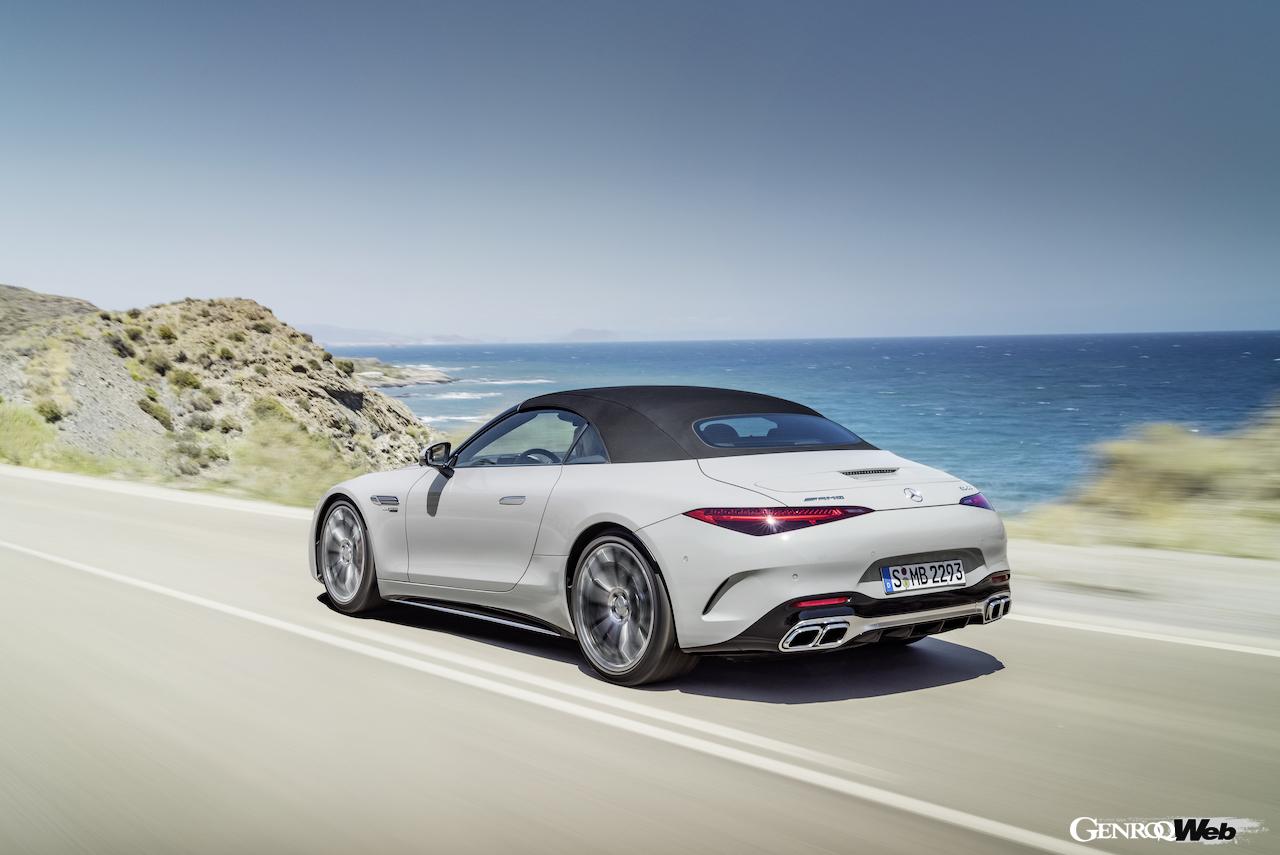 新型メルセデスAMG SL 55 4マティックプラスのリヤビュー。ルーフ閉