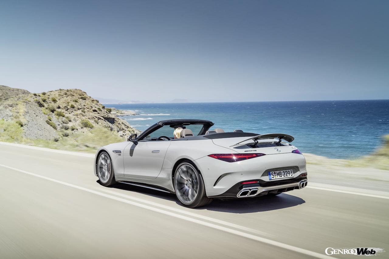 新型メルセデスAMG SL 55 4マティックプラスのリヤビュー。ルーフ開