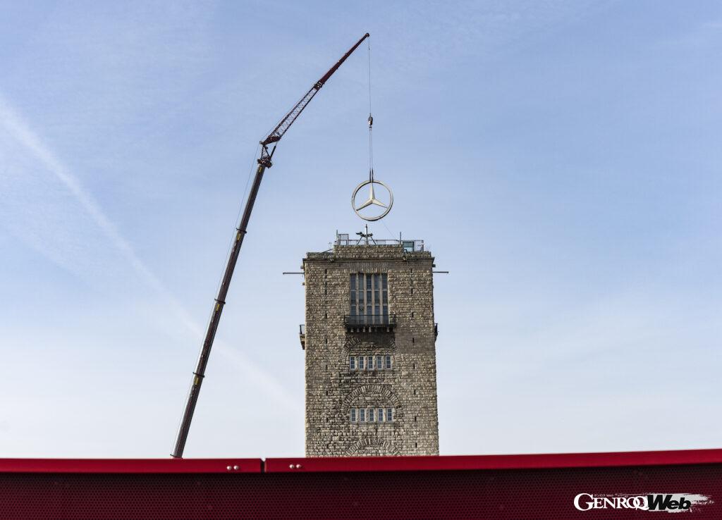 ドイツのシュトゥットガルト駅庁舎に掲げられているスリーポインテッドスター