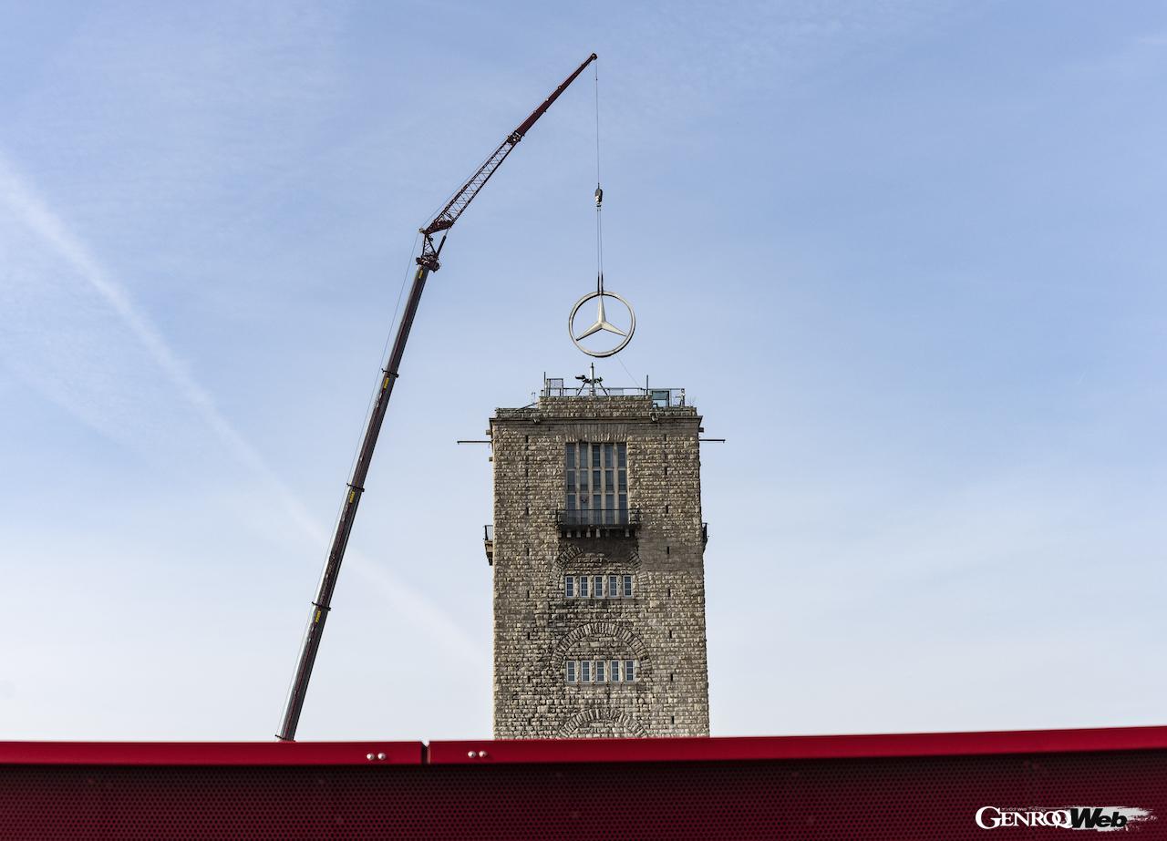 ドイツのシュトゥットガルト駅庁舎に掲げられているスリーポインテッドスター