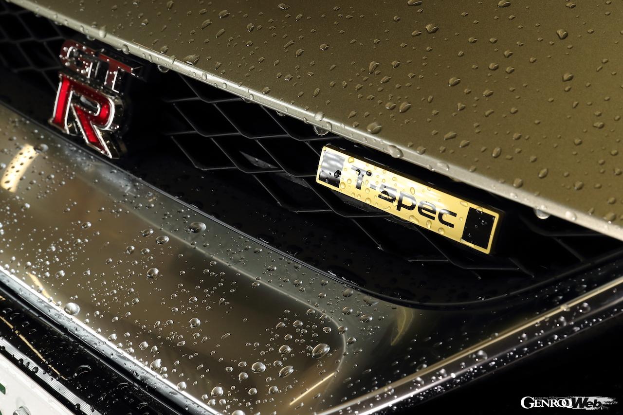 ニッサンGT-R 2022年モデルの特別仕様車“Tスペック”のエンブレム