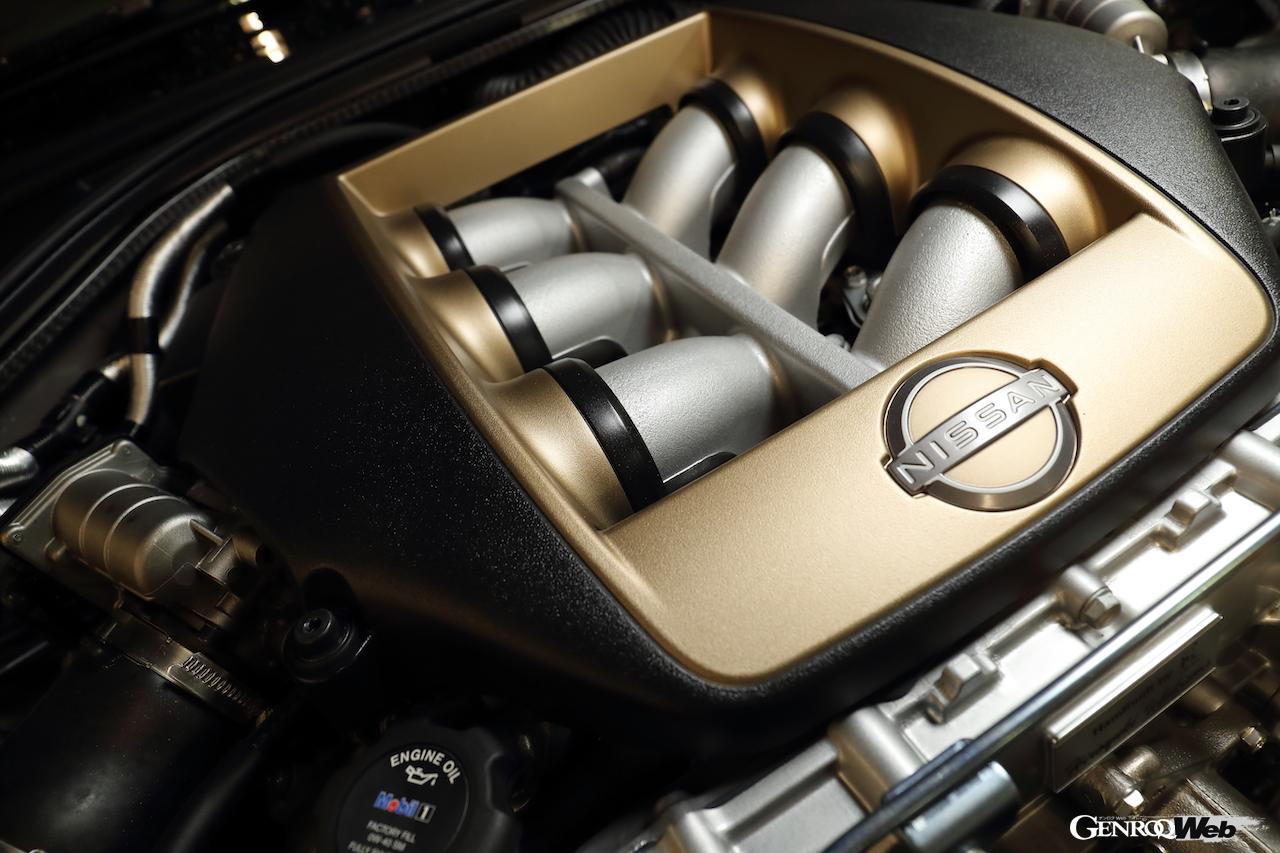 ニッサン GT-R 2022年モデルの特別仕様車“Tスペック”のエンジンコンパートメント