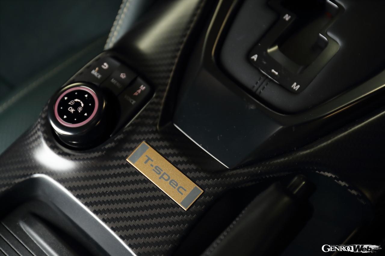 ニッサン GT-R 2022年モデルの特別仕様車“Tスペック”のセンターコンソール