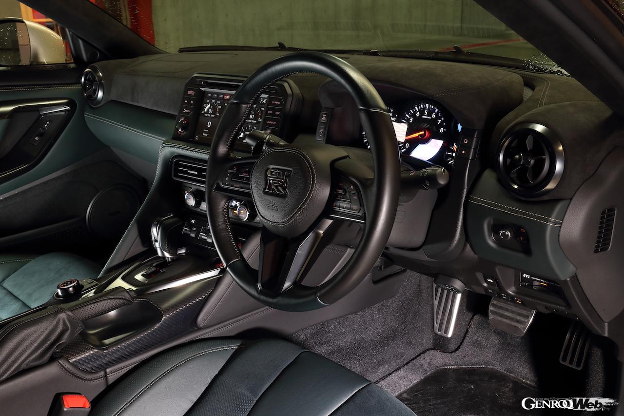 ニッサン GT-R 2022年モデルの特別仕様車“Tスペック”のコクピット