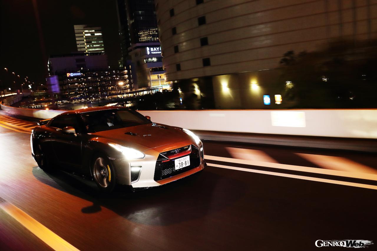 ニッサン GT-R 2022年モデルの特別仕様車“Tスペック”のフロントビュー